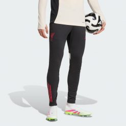 Spodnie treningowe Liverpool FC Tiro 25 Competition. Czarne spodnie sportowe męskie Adidas, l, z aplikacjami, z materiału, do piłki nożnej. Za 242.81 zł.