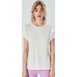 T-shirt z falbankami - Kremowy. T-shirty damskie marki Sinsay. Za 19.99 zł.