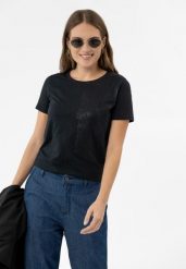 T-shirt z błyszczącą aplikacją T-ASH. Czarne t-shirty damskie Volcano, s, z aplikacjami, z bawełny, eleganckie, z asymetrycznym kołnierzem. Za 59.99 zł.