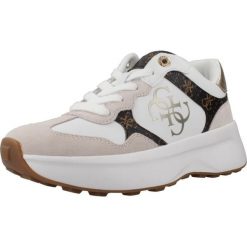 Kapcie GUESS FLPLUC PEL12 Biały. Białe obuwie sportowe damskie Guess, z aplikacjami, ze skóry, trekkingowe. W wyprzedaży za 526.95 zł.