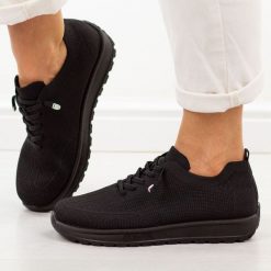 Czarne sportowe buty damskie News 231. Czarne obuwie sportowe damskie NEWS, bez wzorów, z dresówki, trekkingowe. Za 129.00 zł.