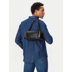 Saszetka Calvin Klein. Czarne saszetki męskie Calvin Klein, z jeansu, młodzieżowe, małe. Za 529.99 zł.