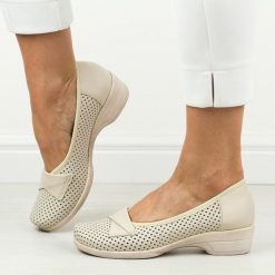 Beżowe skórzane ażurowe Polskie półbuty damskie Gregors 697. Czarne półbuty damskie GREGORS, na lato, w ażurowe wzory, ze skóry, eleganckie, bez obcasa, na koturnie, bez zapięcia. Za 349.00 zł.