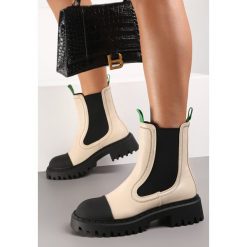 Beżowe Botki Victtorie. Brązowe botki damskie Renee, z materiału, przed kolano, bez obcasa, na płaskiej podeszwie, bez zapięcia. Za 169.99 zł.