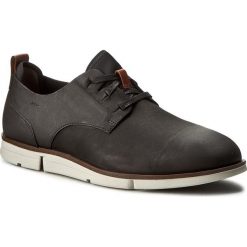 Półbuty CLARKS - Trigen LAce 261238427 Black Nubuck. Czarne półbuty na co dzień męskie Clarks, z materiału, bez zapięcia. W wyprzedaży za 239.00 zł.