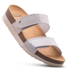 Klapki damskie lifestylowe SCHOLL LUSAKA 2.0 sandały na lato. Białe klapki damskie Scholl, bez wzorów, z materiału, bez obcasa, na obcasie, bez zapięcia. Za 289.99 zł.