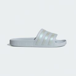 Klapki adilette Aqua. Niebieskie klapki damskie Adidas, bez wzorów. Za 99.95 zł.