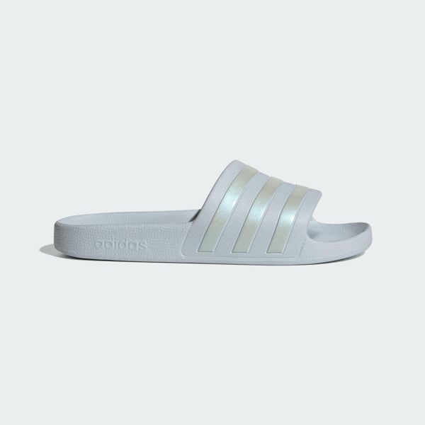 Klapki adilette Aqua. Niebieskie klapki męskie Adidas, z materiału, klasyczne. Za 99.95 zł.