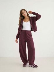 Spodnie dresowe barrel fleece - czerwony. Czerwone spodnie dresowe damskie Sinsay, l, bez wzorów, z dresówki. Za 39.99 zł.