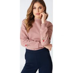 NA-KD Bluza z haftowanymi różami na rękawach - Pink. Bluzy damskie marki NA-KD. W wyprzedaży za 73.17 zł.