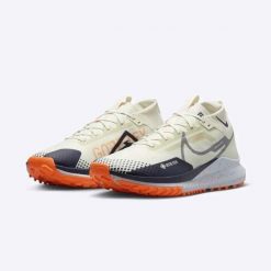 Buty Do Biegania Męskie Nike Pegasus Trail 4 Gtx V2. Białe buty sportowe męskie Nike, bez zapięcia, do biegania. Za 576.40 zł.