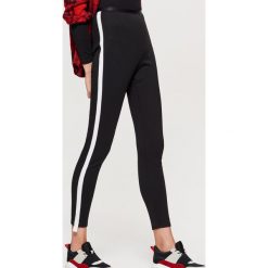 Jegginsy z lampasem - Czarny. Czarne legginsy damskie Cropp. Za 59.99 zł.