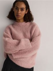 Sweter z wełną i dodatkiem moheru - różowy. Czerwone swetry damskie Reserved, l, bez wzorów, z dzianiny, bez kołnierzyka, bez ramiączek, bez kaptura. W wyprzedaży za 179.99 zł.