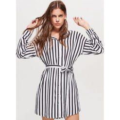 Koszulowa sukienka w paski EQUAL - Biały. Sukienki damskie marki Cropp. W wyprzedaży za 39.99 zł.