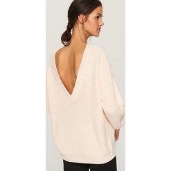 Sweter z dekoltem z tyłu - Różowy. Kardigany damskie marki Reserved. Za 69.99 zł.