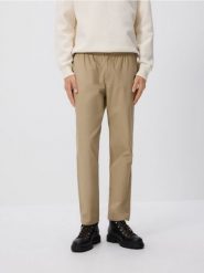 Spodnie jogger slim - beżowy. Brązowe spodnie materiałowe męskie Reserved, l, bez wzorów, z bawełny. W wyprzedaży za 69.99 zł.