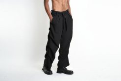La Haine Inside Us Spodnie | 3R M1229 | Mężczyzna | Czarny. Czarne spodnie sportowe męskie La Haine Inside Us, m, bez wzorów, z elastanu. W wyprzedaży za 579.00 zł.