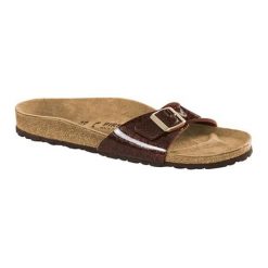 Klapki w kolorze brązowym. Klapki męskie marki Birkenstock. W wyprzedaży za 269.95 zł.