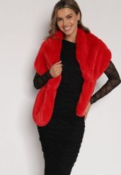 Czerwone Futrzane Ponczo Narzutka Bralinne. Czerwone swetry damskie Born2be, bez wzorów, z futra, bez kołnierzyka, bez ramiączek, bez kaptura. Za 89.99 zł.