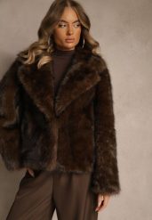Brązowa Kurtka Typu Futerko Ozdobione Kołnierzem Tilea. Brązowe kurtki damskie Renee, bez wzorów, z futra, bez kaptura. Za 249.99 zł.