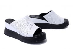 ARTIKER RELAKS 54C0381 biały, klapki damskie. Białe klapki damskie Artiker Relaks, bez wzorów, ze skóry, bez obcasa, na koturnie. Za 174.93 zł.