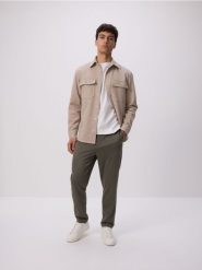 Spodnie regular fit - jasny zielony. Zielone spodnie materiałowe męskie Reserved, l, bez wzorów, z dzianiny. W wyprzedaży za 69.99 zł.