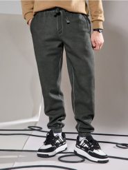 Spodnie comfort fit - khaki. Brązowe spodnie materiałowe męskie Sinsay, l, bez wzorów. W wyprzedaży za 35.99 zł.