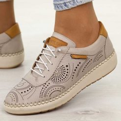 Szare ażurowane skórzane półbuty damskie T.Sokolski 1860. Szare półbuty damskie Sokolski, na jesień, bez wzorów, z jeansu, klasyczne, z okrągłym noskiem, bez obcasa, na płaskiej podeszwie, bez zapięcia. Za 319.00 zł.