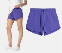 SPODENKI DAMSKIE 4F PLAŻOWE SZYBKOSCHNĄCE KĄPIELOWE KRÓTKIE KOLOR FIOLETOWY. Fioletowe szorty sportowe damskie 4f, na lato, l, bez wzorów, z materiału, eleganckie, do biegania. Za 111.08 zł.