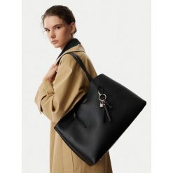 Torebka Guess. Czarne torebki do ręki damskie Guess, z aplikacjami, bez dodatków. Za 634.99 zł.