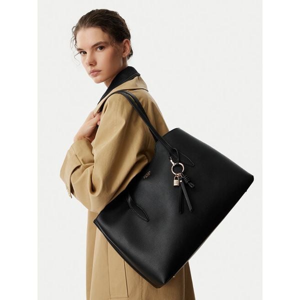 Torebka Guess. Czarne torebki do ręki damskie Guess, z aplikacjami, bez dodatków. Za 570.99 zł.