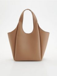Torebka shopper - beżowy. Brązowe torebki shopper damskie Reserved, bez wzorów, ze skóry, bez dodatków. W wyprzedaży za 79.99 zł.