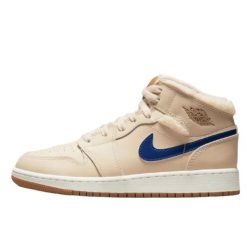 Buty do chodzenia dla dorosłych Air Jordan 1 Mid Fleece Pearl White. Niebieskie obuwie sportowe damskie Jordan, bez wzorów, z gumy, trekkingowe. Za 701.85 zł.
