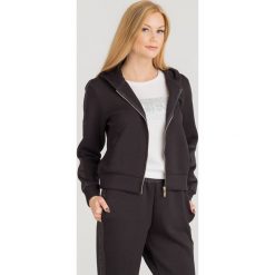 BLUZA YLENIA Guess. Czarne bluzy damskie Guess, l, z aplikacjami, z materiału, z kapturem. Za 369.00 zł.