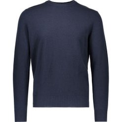 Sweter w kolorze granatowym. Niebieskie swetry przez głowę męskie marki Benetton, z wełny, z okrągłym kołnierzem. W wyprzedaży za 59.95 zł.