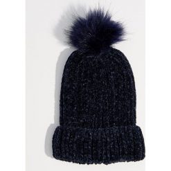 Szenilowa czapka z pomponem - Granatowy. Niebieskie czapki i kapelusze damskie Mohito. Za 39.99 zł.