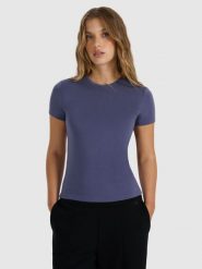 4F T-shirt z prążkowanej dzianiny z modalem damski - granatowy S. Niebieskie koszulki sportowe damskie 4f, s, bez wzorów, z dzianiny, bez kołnierzyka, bez ramiączek. W wyprzedaży za 69.99 zł.