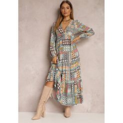Jasnoniebieska Sukienka z Kopertowym Dekoltem w Patchworkowy Wzór Matij. Niebieskie sukienki damskie Renee, na co dzień, s, bez wzorów, z zamszu, eleganckie, bez kołnierzyka, bez ramiączek, maxi, dopasowane. Za 29.99 zł.