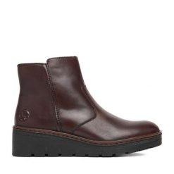 Botki Rieker. Brązowe botki damskie Rieker, bez obcasa, na koturnie, bez zapięcia. Za 429.99 zł.