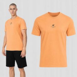 KOSZULKA MĘSKA 4F SPORTOWA T-SHIRT BAWEŁNIANY TTSHM363. Czerwone koszulki sportowe męskie 4f, m, bez wzorów, z bawełny, bez kołnierzyka, bez ramiączek, na fitness i siłownię. Za 117.00 zł.