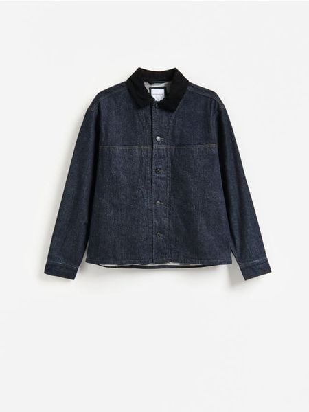 Jeansowa kurtka z kołnierzem - granatowy. Niebieskie kurtki męskie Reserved, l, bez wzorów, z denimu, bez kaptura. Za 169.99 zł.
