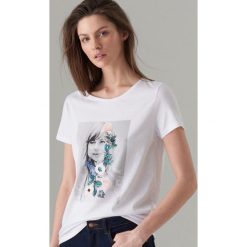 Koszulka z kwiatowym haftem - Biały. T-shirty damskie marki Mohito. Za 29.99 zł.