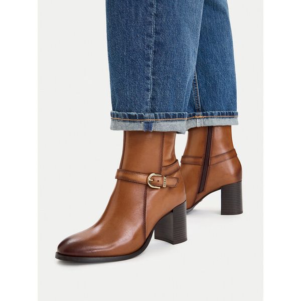 Botki MEXX. Brązowe botki damskie Mexx, bez obcasa, na słupku, bez zapięcia. Za 449.99 zł.