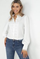 Biała Koszula z Koronką i Perłami Cassa. Białe bluzki damskie Born2be, l, bez wzorów, z koronki, bez kołnierzyka, bez ramiączek. Za 139.99 zł.