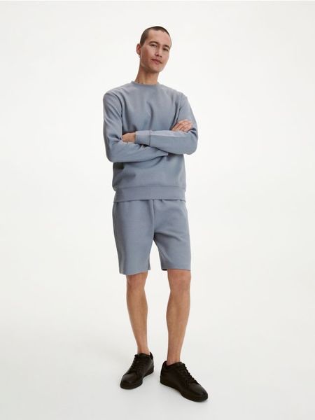 Szorty regular fit - jasnoszary. Szare szorty męskie Reserved, l, bez wzorów, z bawełny. W wyprzedaży za 55.99 zł.