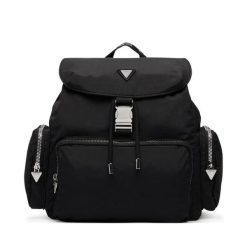 Plecak Guess. Czarne plecaki damskie Guess, z aplikacjami, sportowe. Za 324.99 zł.