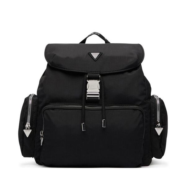 Plecak Guess. Czarne plecaki damskie Guess, z aplikacjami, sportowe. Za 324.99 zł.