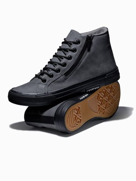Trampki męskie sneakersy - grafitowe V4. Szare trampki męskie Ombre Clothing, bez wzorów, z materiału, bez zapięcia. W wyprzedaży za 59.99 zł.