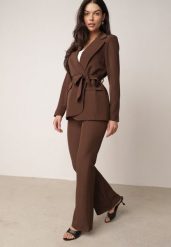 Brązowy Komplet Garniturowy Marynarka z Wiązanym Paskiem i Spodnie Falloria. Brązowe spodnie materiałowe damskie Born2be, m, bez wzorów. Za 219.99 zł.