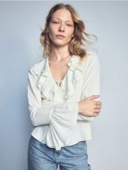 Bluzka z falbanami - złamana biel. Bluzki damskie Reserved, l, bez wzorów, z tkaniny, bez kołnierzyka, bez ramiączek. Za 139.99 zł.